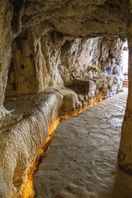  La Grotta dell'Eremo - Un'Esplorazione Astratta e Vibrante del Silenzio Interiore!